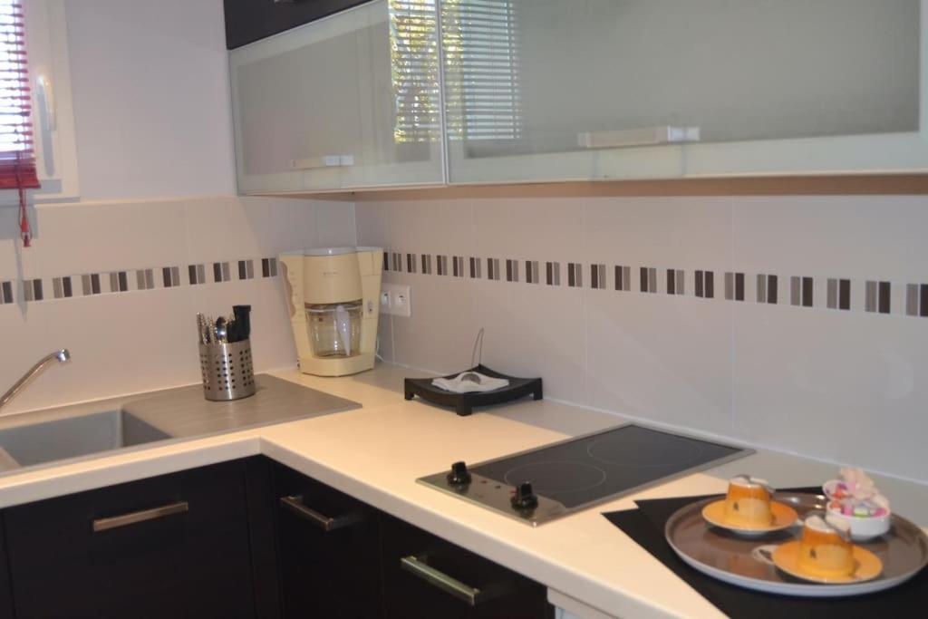 Pour Vous Apartment Meze Luaran gambar