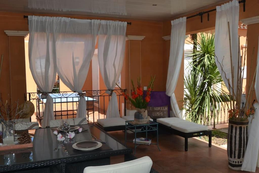 Pour Vous Apartment Meze Luaran gambar