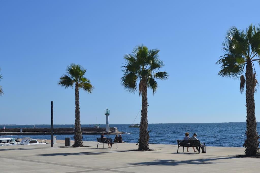 Pour Vous Apartment Meze Luaran gambar